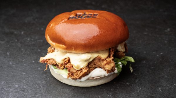 Crispy Mayo Chicken Burger كريسبي مايو تشكن برغر