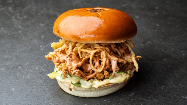 Crispy BBQ Ranch Chicken Burger كريسبي باربكيو رانش تشكن برغر